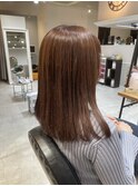 鎖骨ミディアムの内巻きヘア