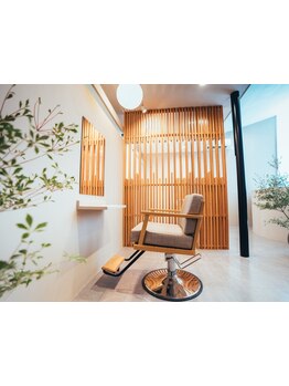 髪と心に寄り添う美。繊細な手仕事と和の静けさが響き合う、奥ゆかしさを纏うサロン。