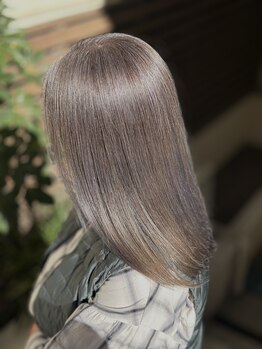 サニー(sunny)の写真/脱白髪染めで自然なカラーリングを叶え、デザインを楽しむ白髪ぼかしで新しい魅力に出会う!