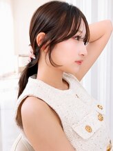 【ロングアレンジ】結んでも映えるもみれ毛×顔周りレイヤーの小顔見え横顔まで華やぐ大人可愛いひとつ結び