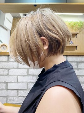 アヴァロン(AVALON) 大人ショートボブ、白髪ぼかしハイライト、丸みくびれ【BISA】