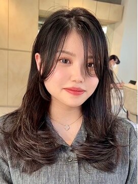 ティア(Tia.) (韓国ヘア/くびれヘア/ミディアムヘア/前髪/サイドバング/小顔)