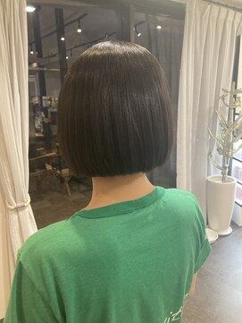 モラ 神楽坂(Mora) 重めボブのコンパクトショートstyle×アッシュブラック