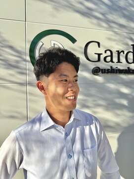 くせ毛を活かした爽やかアップバングベリーショート