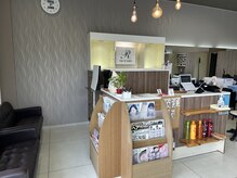 アールヘアアンドメイク 裾野店(RHair&make)の雰囲気(受付と待合)