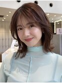 大人カジュアルなくびれミディアム 斜めバングシルキーベージュ