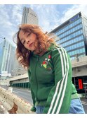 スポーティーなストリートミックスで海外風ふんわりミディアム