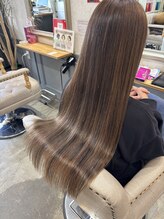 髪質改善の王道「Aujua」と水素TRで内部から美髪をサポート。