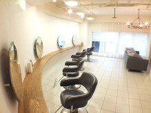 ポワソンブル(Poisson Bleu)の雰囲気（夕方には大きな窓から夕日が差込み、また一味違う表情に。）