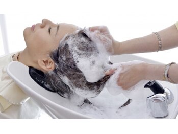 ヘアアンドスパ フレア(HAIR&SPA FUREA)の写真/マイクロスコープで頭皮診断!頭皮の毛穴汚れもスッキリ!疲れを癒やしてくれる!頭皮ケアできます。