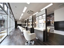 エノモト(ENOMOTO)の雰囲気（自然光が入る落ち着いた店内☆縮毛矯正や髪質改善が人気！[40代]）