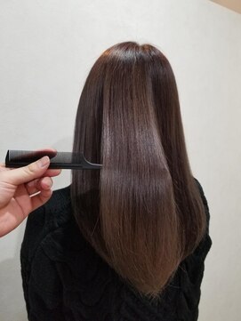 ネリネ きてみてまつど通り店(Nerine) 黄色味を押さえた、ツヤ髪カラー