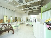 フェティッシュ(fetish)の雰囲気（広く明るく色調が優しい店内。キッズスペースも有ります☆）