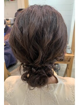 バズ(BUZZ) 低めシニヨンのお呼ばれアレンジ(BUZZさの)