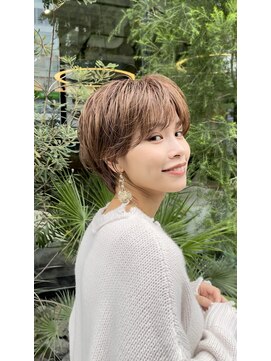 イヴォークトーキョーオーサカ(EVOKE TOKYO osaka) 丸み 可愛い 耳かけショート おしゃれ ベージュカラー 抜け感