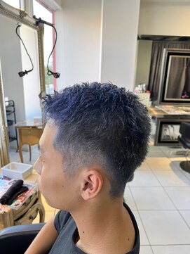 アイズ 海老名(AIZU) おしゃれ坊主 ブルーシルバー エミネムスタイル 金髪坊主