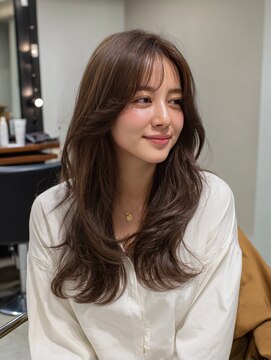 柔らかブラウンの上品レイヤーヘア提案