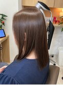 カットはシンプルなワンレンスタイル カラーはベージュ