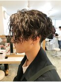 センターパートツイストスパイラルパーマツーブロック刈り上げ