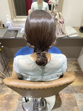 ヘアデザイン ノア(Noa) およばれシニヨンアレンジ