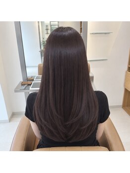 スラップダッシュの写真/ブリーチなしでできる透明感カラー！大人女性の髪を美しく魅せる「ツヤ色」ダブルカラーで、品のある髪へ。