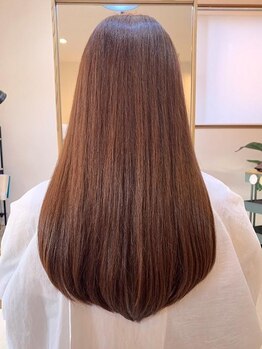 髪の内部からケアし素髪から綺麗に。四季・習慣・年齢・髪質などの変化に合わせて、ツヤサラ髪を叶えます。