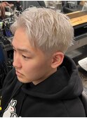 996プラチナグレージュハイトーンカラーモテ髪刈り上げショート