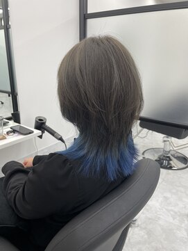 エフ 錦糸町(F.) ウルフカット×インナーカラーブルー