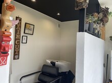 トナリ(tonari)の雰囲気（内観　シャンプー台）