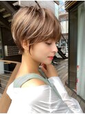 ショートヘアショートボブ白髪ぼかしハイライトカラーボブ