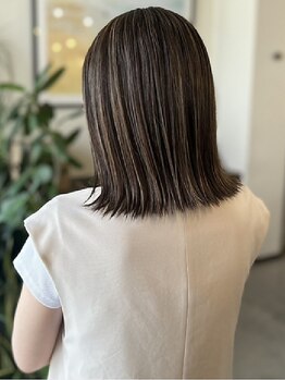 リム(Rim)の写真/白髪ぼかしハイライトで、脱白髪染めで伸びても綺麗な仕上がりに。白髪を生かすデザインをご提案します