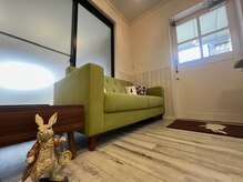 リラックスできる温かみのある室内にはアリスモチーフの雑貨が◎