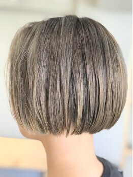 年齢と共に増える髪の悩みを魅力に変える！ダメージレスな上質グレイカラー◎