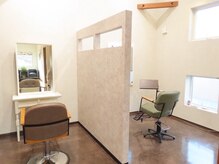 ピースアウト(peace out)の雰囲気(プライベート空間の落ち着きあるセット面)