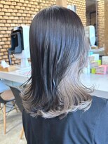 ブリスバイナチュラル(Bliss by Natural) インナーカラー×シルバーグレージュで魅せる透明感くびれミディ