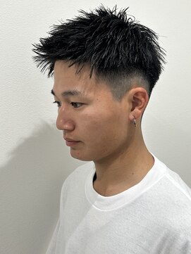 ヒュイル バイ ニアウ(Hwyl by Niau) メンズベリーショートツーブロックフェードニュアンスパーマ眉毛