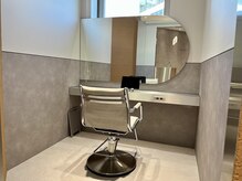 個室空間で担当スタイリストがマンツーマンで施術いたします♪