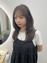シラフ(SHIRAF)&nbsp;透明感たっぷりグレージュ×レイヤーカット