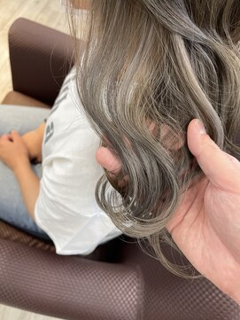 ヘアー アトリエ アンジー(Hair Atelier Angee) ミルクティーグレージュのイヤリングカラー