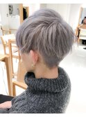 前下がりハンサムショート　ツーブロックマッシュ　ホワイト