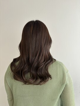 タグ(TAG) オリーブベージュのツヤ髪