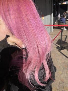 シア(XIA) ホワイトピンクカラー