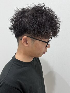 ヒュイル バイ ニアウ(Hwyl by Niau) メンズショートパーマ波巻パーマスパイラルパーマ刈り上げ