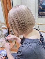 ヌフ(neuf) ケアブリーチで作る透明感ミルクティーベージュ切りっぱなしボブ