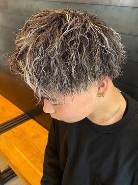 ディスイズバーバーセカンド(THIS IS BARBER 2nd) ツイストスパイラルパーマ ハイライト マッシュ ショート