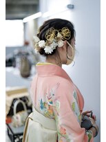 ノード(NODO)&nbsp;【袴のヘアアレンジ】ポンパドールのニュアンスアップスタイル