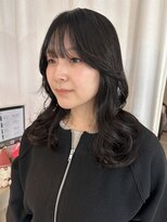 アミュー(amiu)&nbsp;暗髪くびれミディアムスタイル