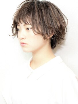ヴォロンテ(volonte) ショートボブグレージュカラー/フェザーボブ/暗めカラー/20代