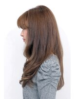 パージスイート(Parge Suite)&nbsp;マロンベージュ髪のこて巻きロング