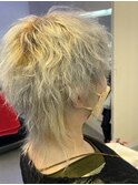 マッドな質感のウルフショート